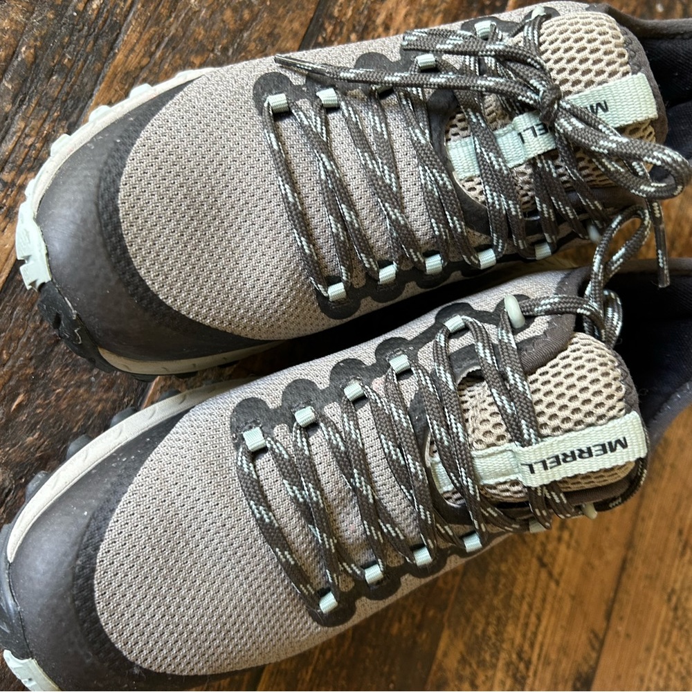 Woman’s size 7 hiking sneaker